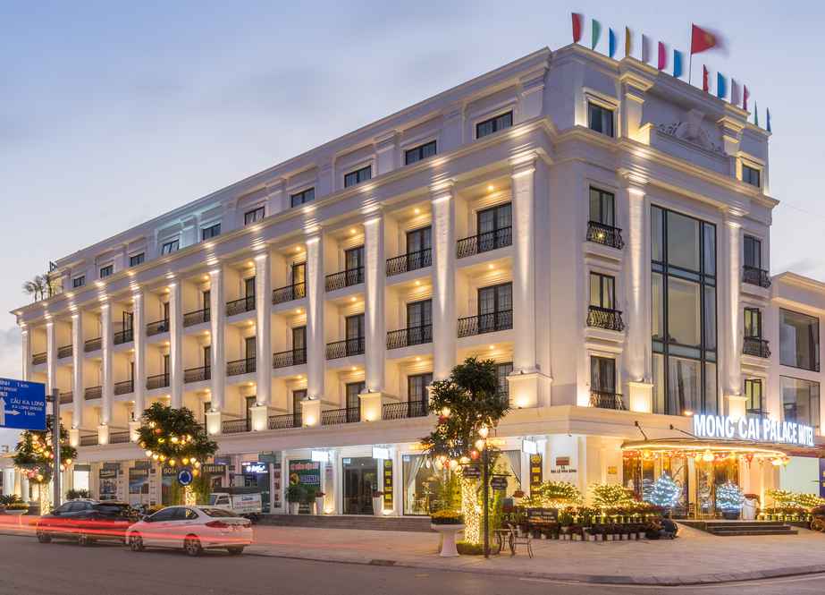 Móng Cái Palace sở hữu 71 phòng nghỉ sang trọng với tông màu trang nhã theo lối kiến trúc cổ điển, với tiện ích và dịch vụ hoàn hảo để mang tới cho khách hàng.